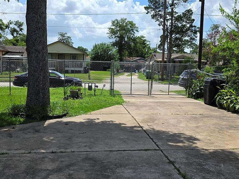 Listing photo 5