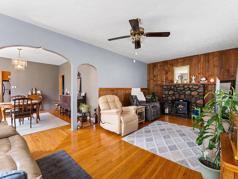 Listing photo 5