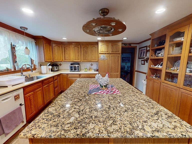 Listing photo 5
