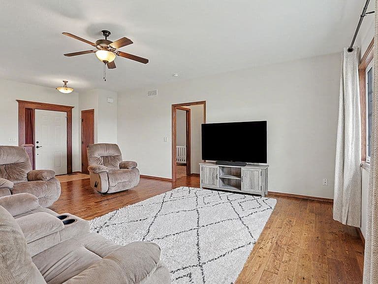 Listing photo 5