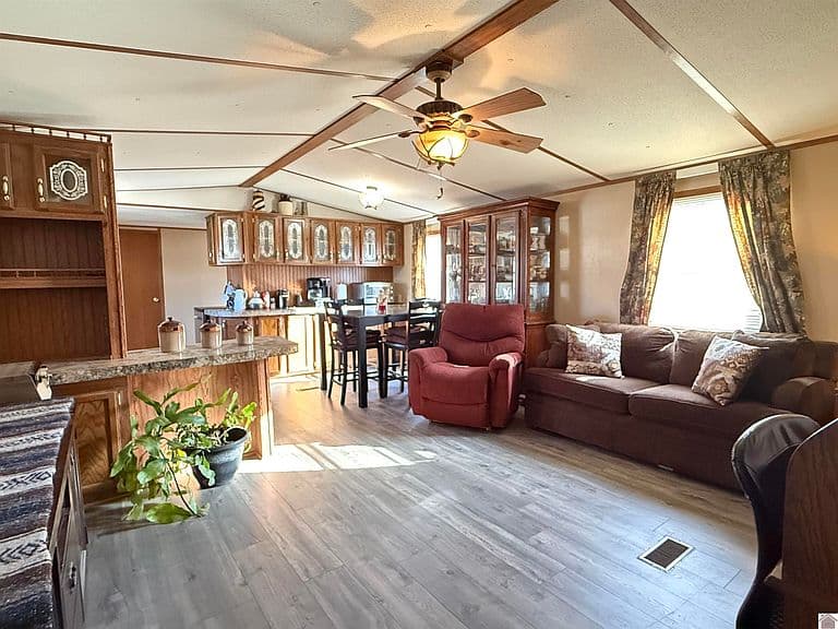 Listing photo 5