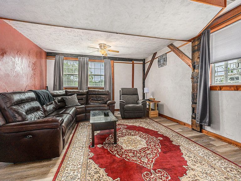 Listing photo 5