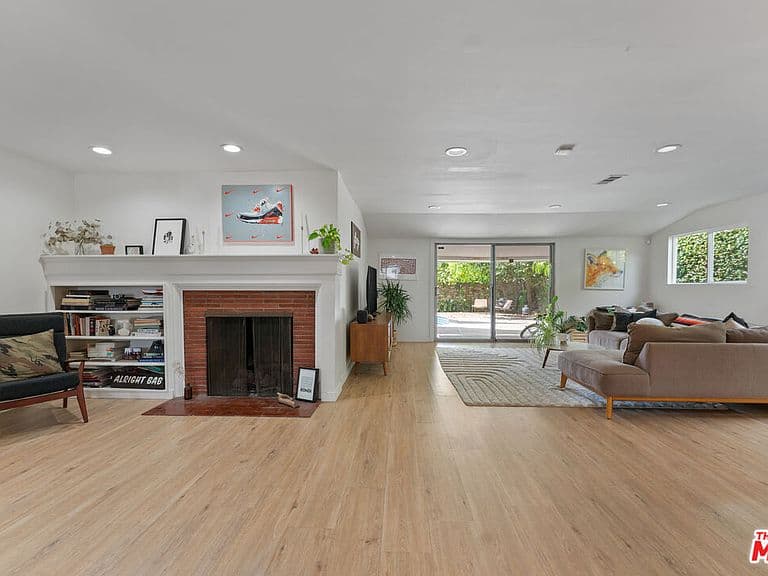 Listing photo 4