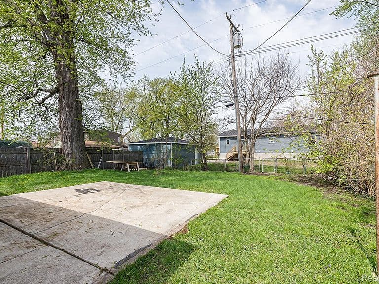 Listing photo 5