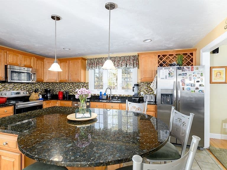Listing photo 2