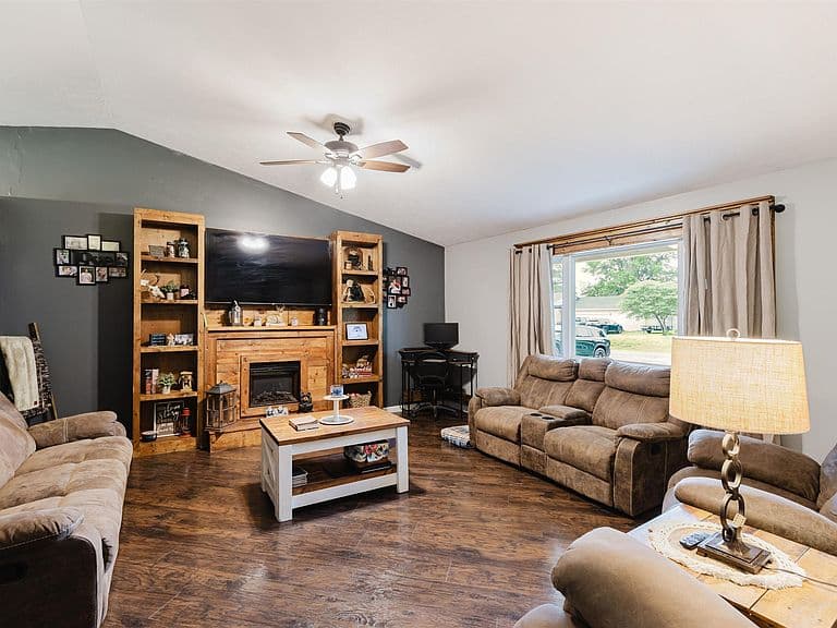 Listing photo 4