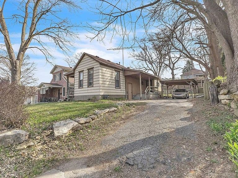 Listing photo 2