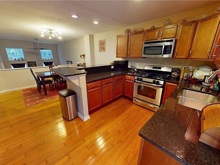Listing photo 3