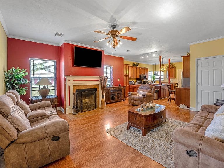 Listing photo 4