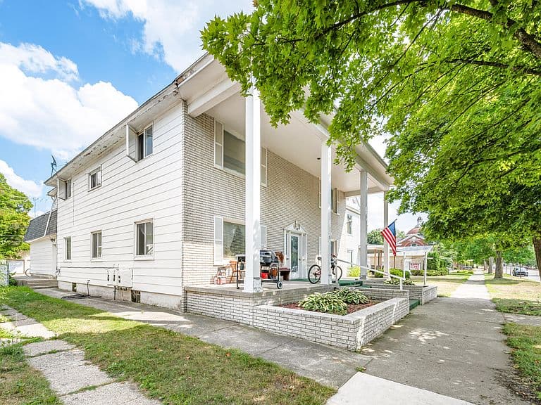 Listing photo 2