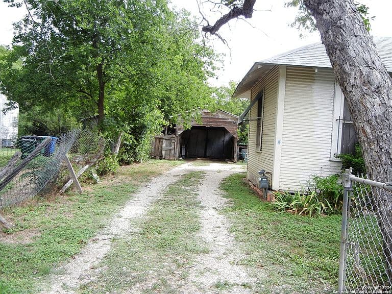 Listing photo 4