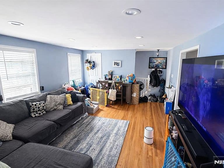 Listing photo 5