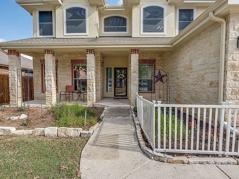 Listing photo 3