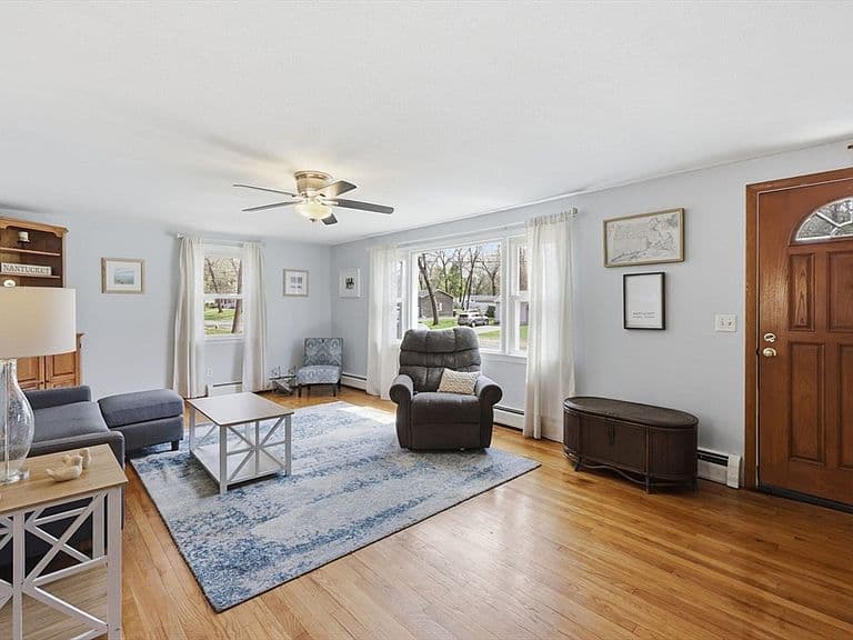 Listing photo 3