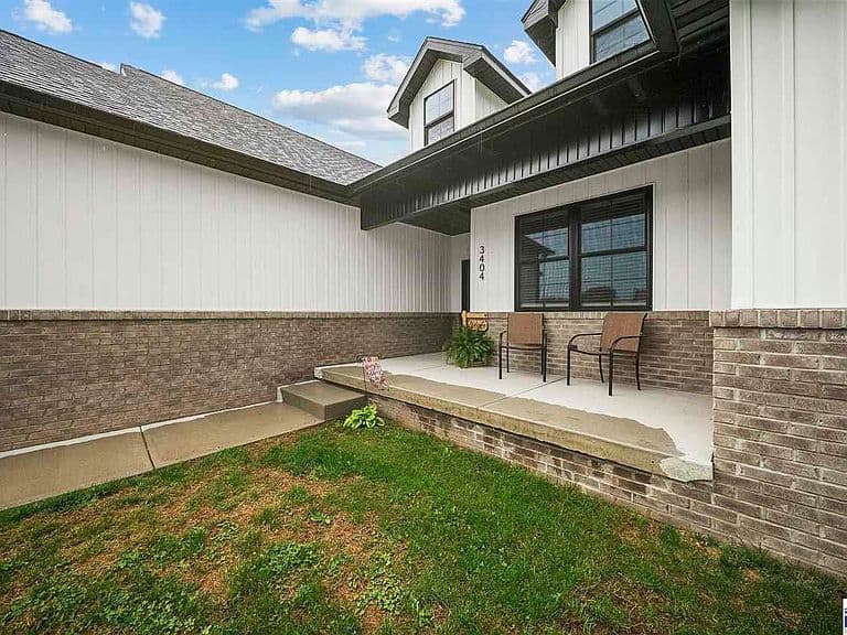 Listing photo 2