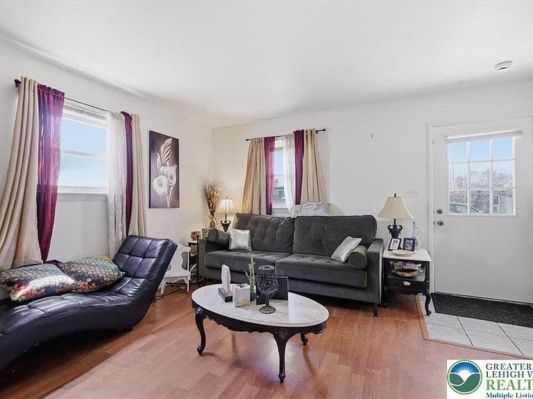 Listing photo 3