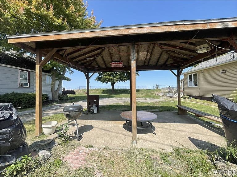 Listing photo 4