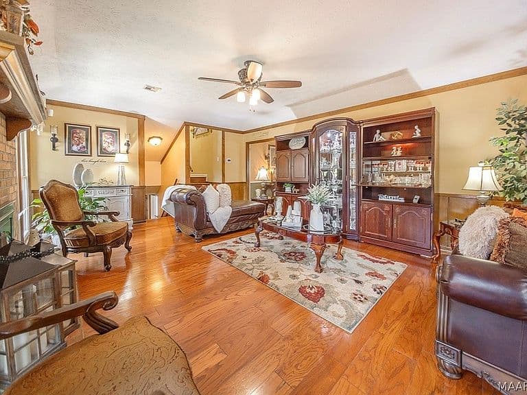 Listing photo 3