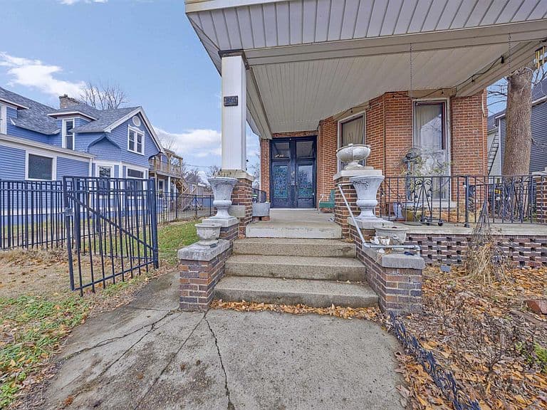Listing photo 2