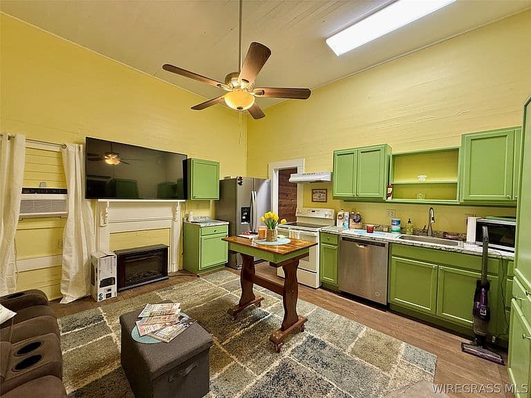 Listing photo 2
