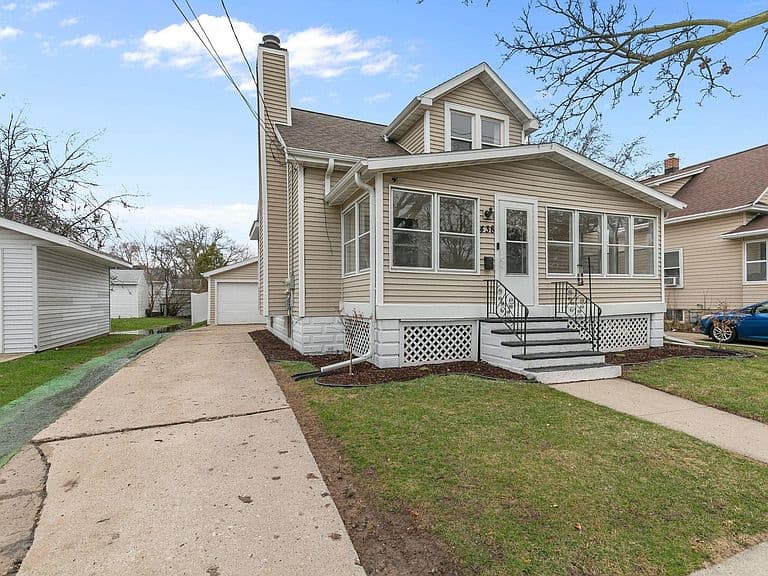 Listing photo 2