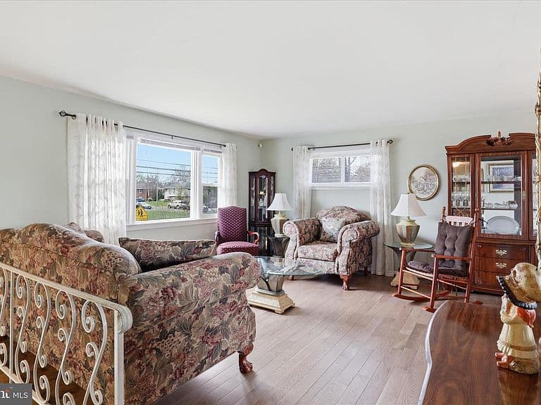 Listing photo 3