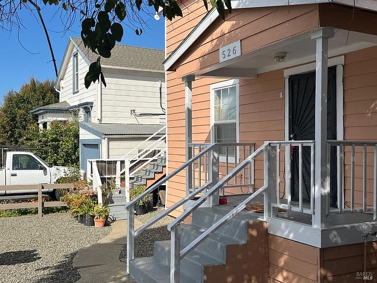 Listing photo 2