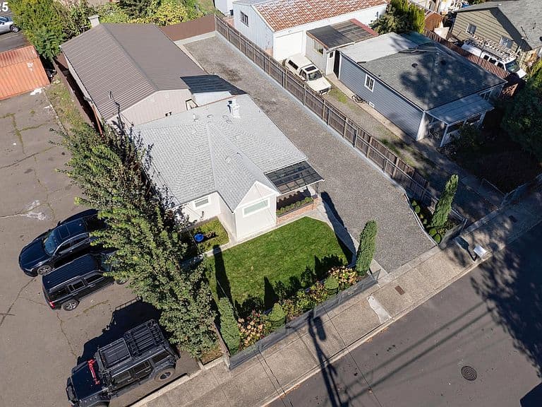 Listing photo 5