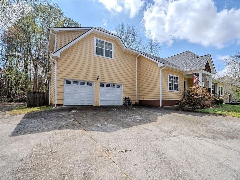 Listing photo 2