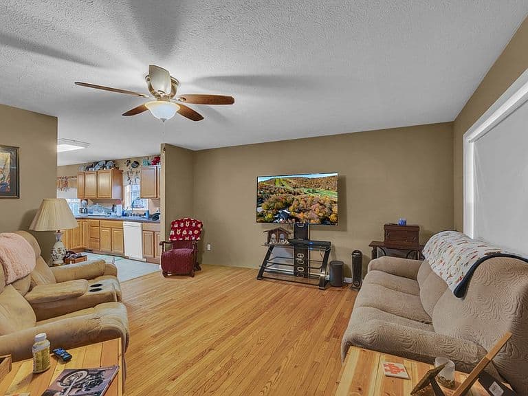 Listing photo 5