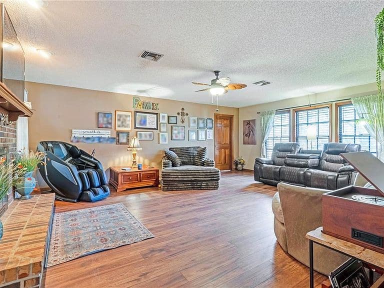 Listing photo 5