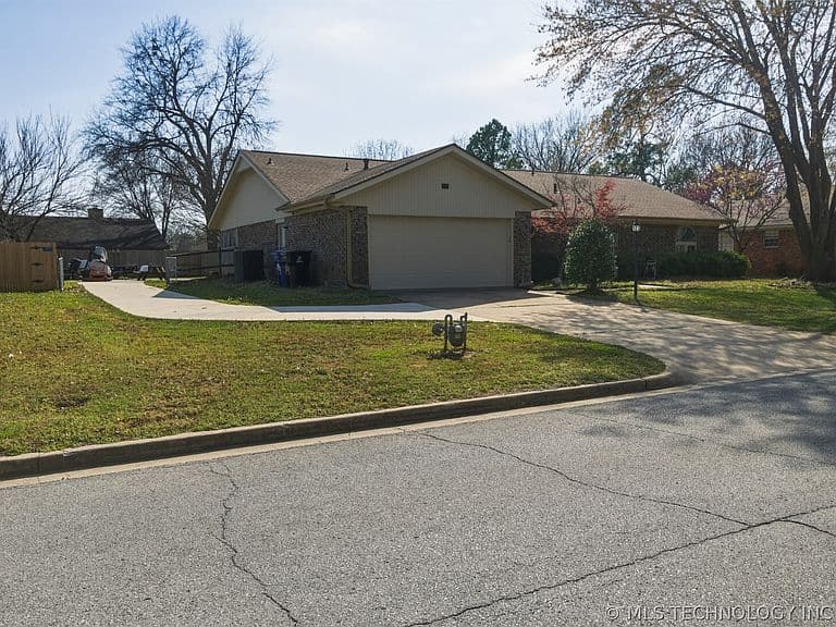 Listing photo 3