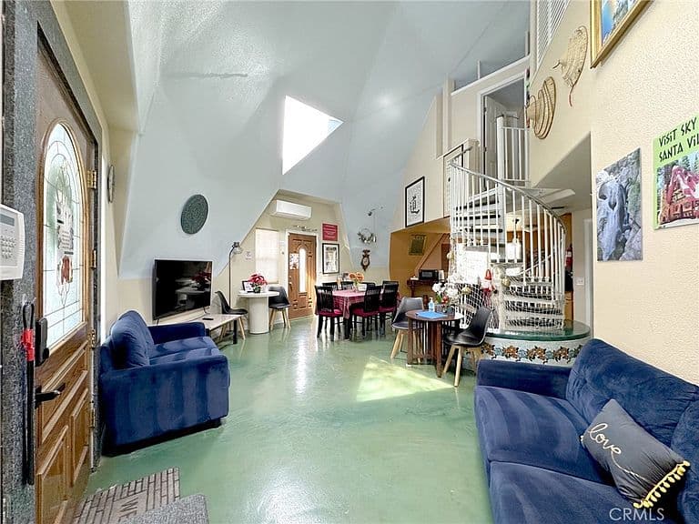 Listing photo 2
