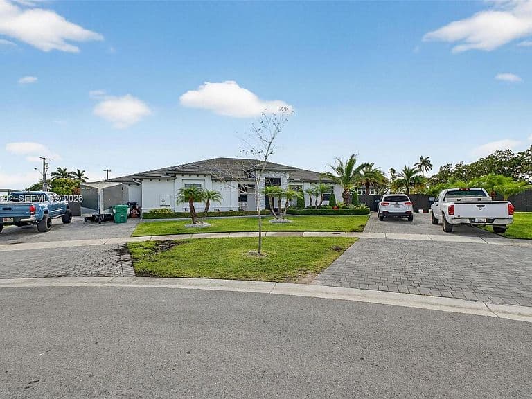 Listing photo 4