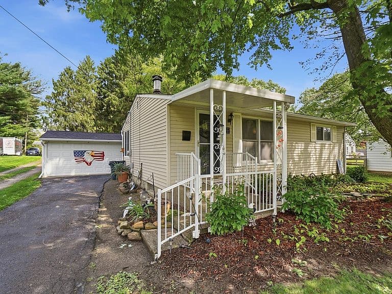 Listing photo 2