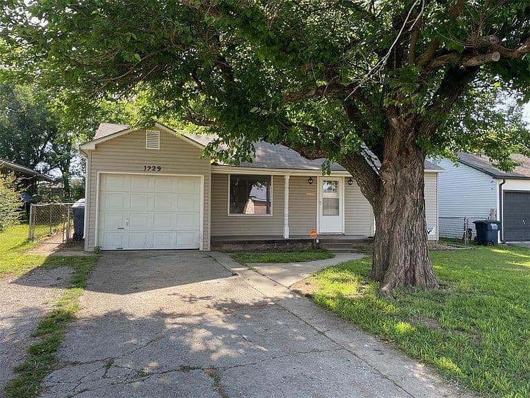 Listing photo 2