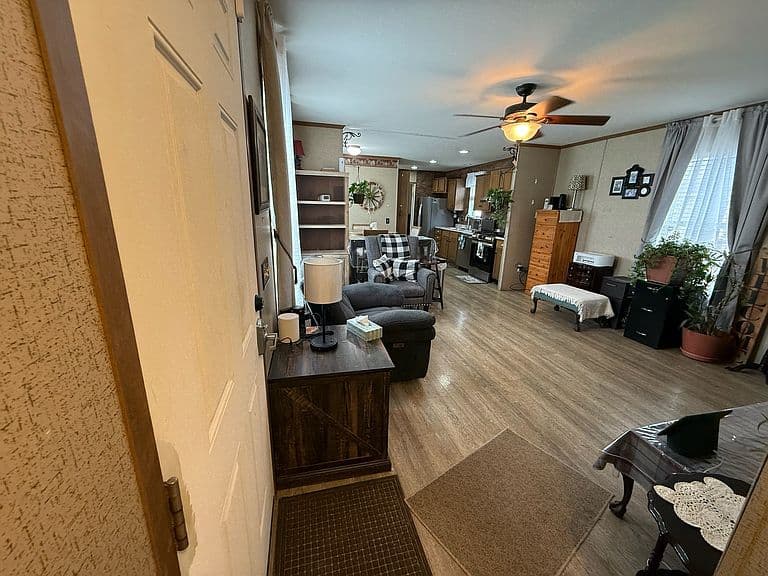 Listing photo 2