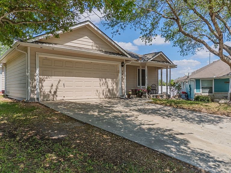 Listing photo 2