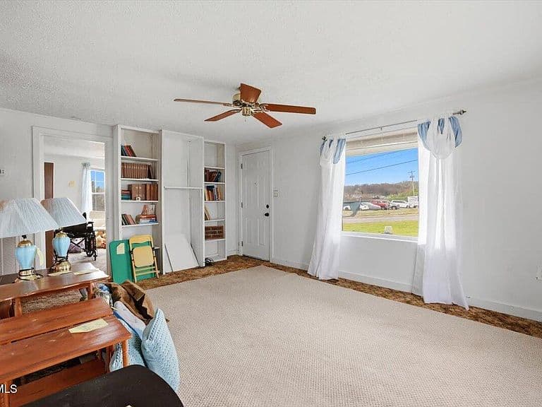 Listing photo 2