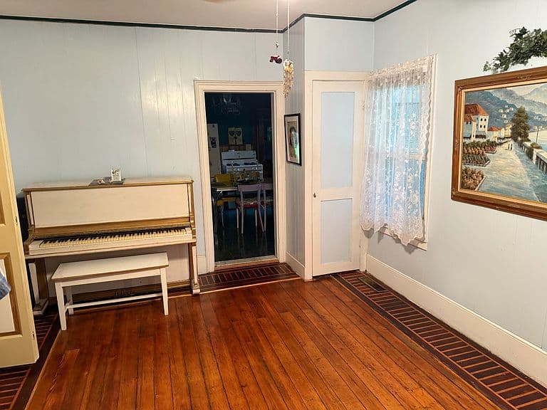 Listing photo 5
