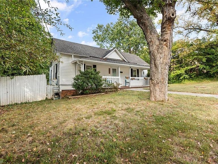 Listing photo 2
