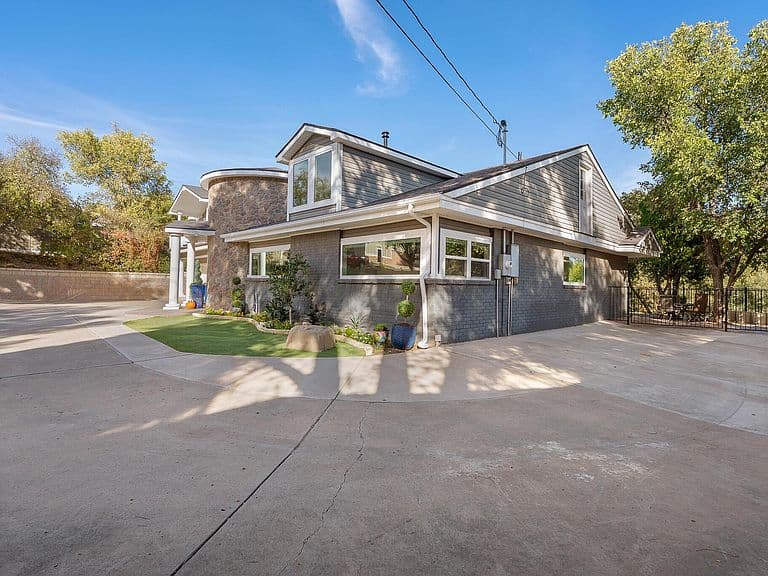 Listing photo 3