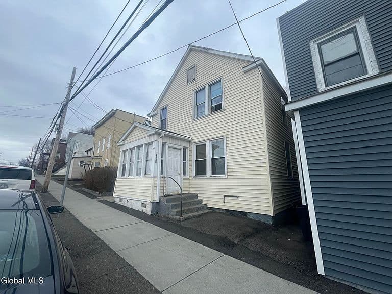 Listing photo 2