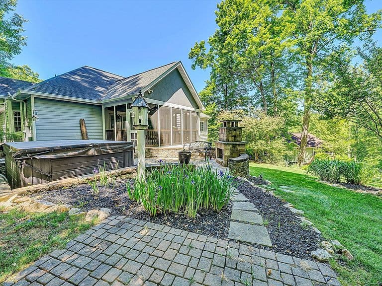Listing photo 2
