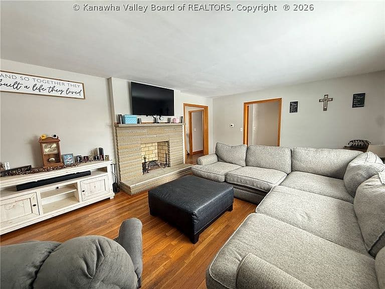 Listing photo 3
