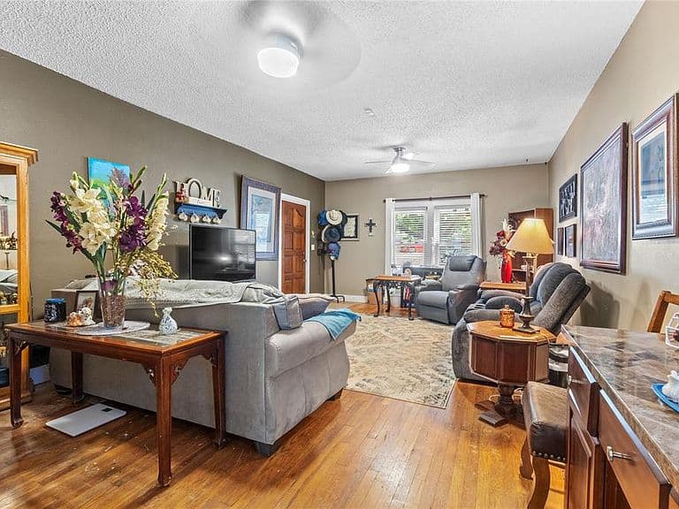 Listing photo 5