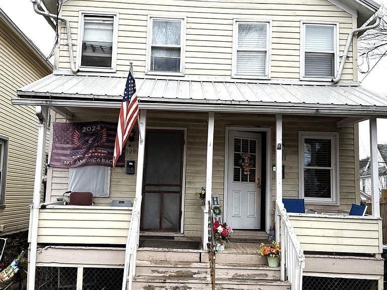 Listing photo 2