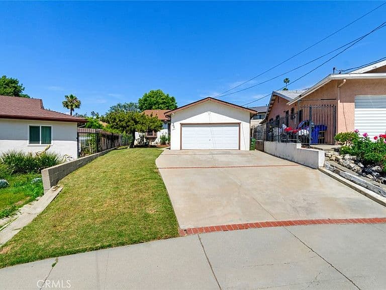 Listing photo 2