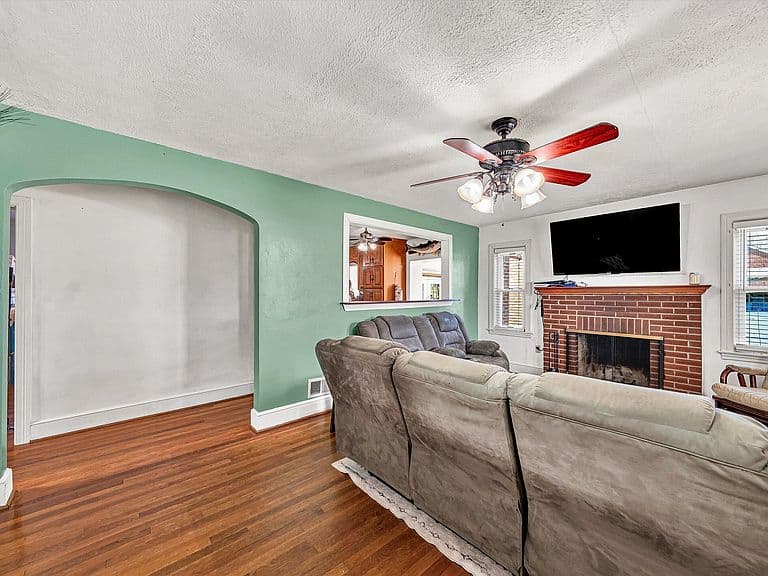 Listing photo 5