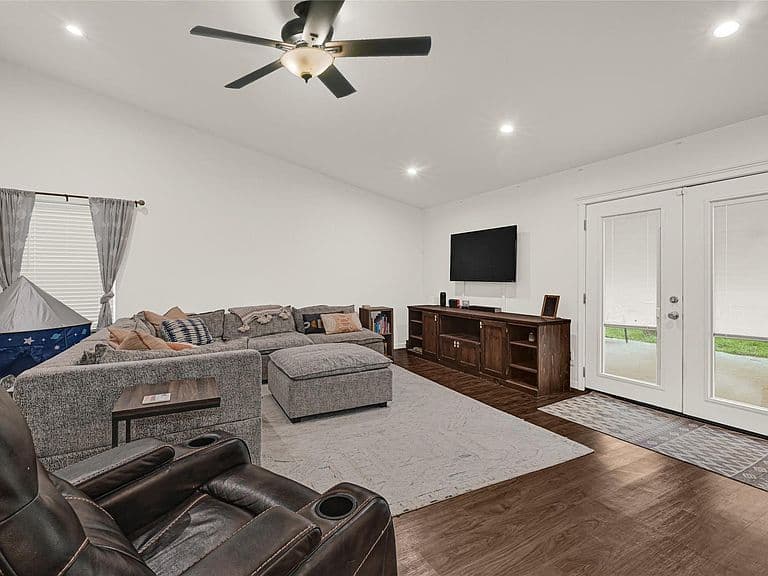 Listing photo 5
